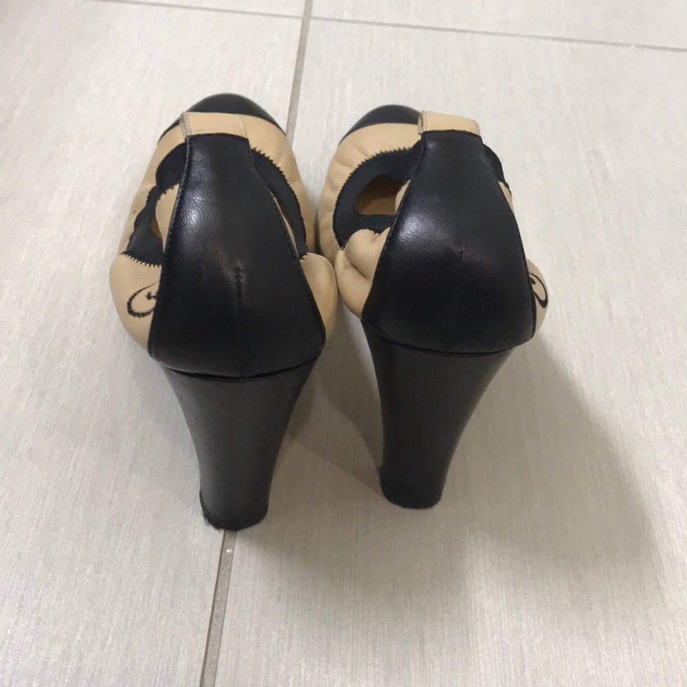 Chanel Black Beige pump - Picture 3 of 4